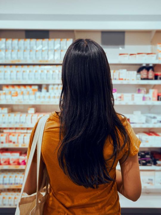 Chica en farmacia